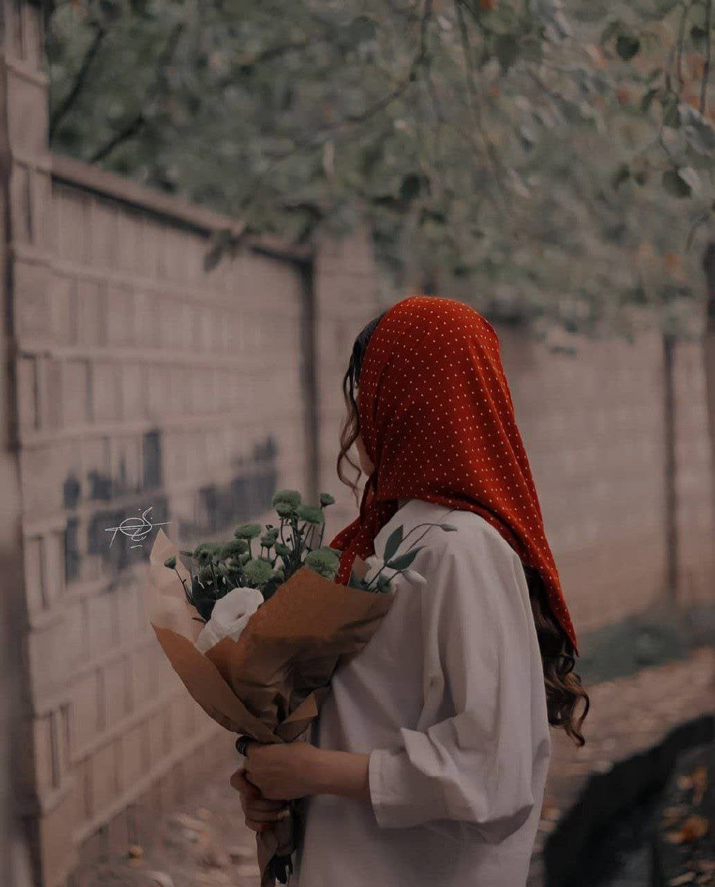 عکس پروفایل دخترونه شاد با دسته گل زیبا و جذاب