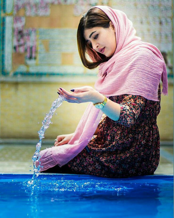 عکس پروفایل شاد دخترونه در کنار حوض