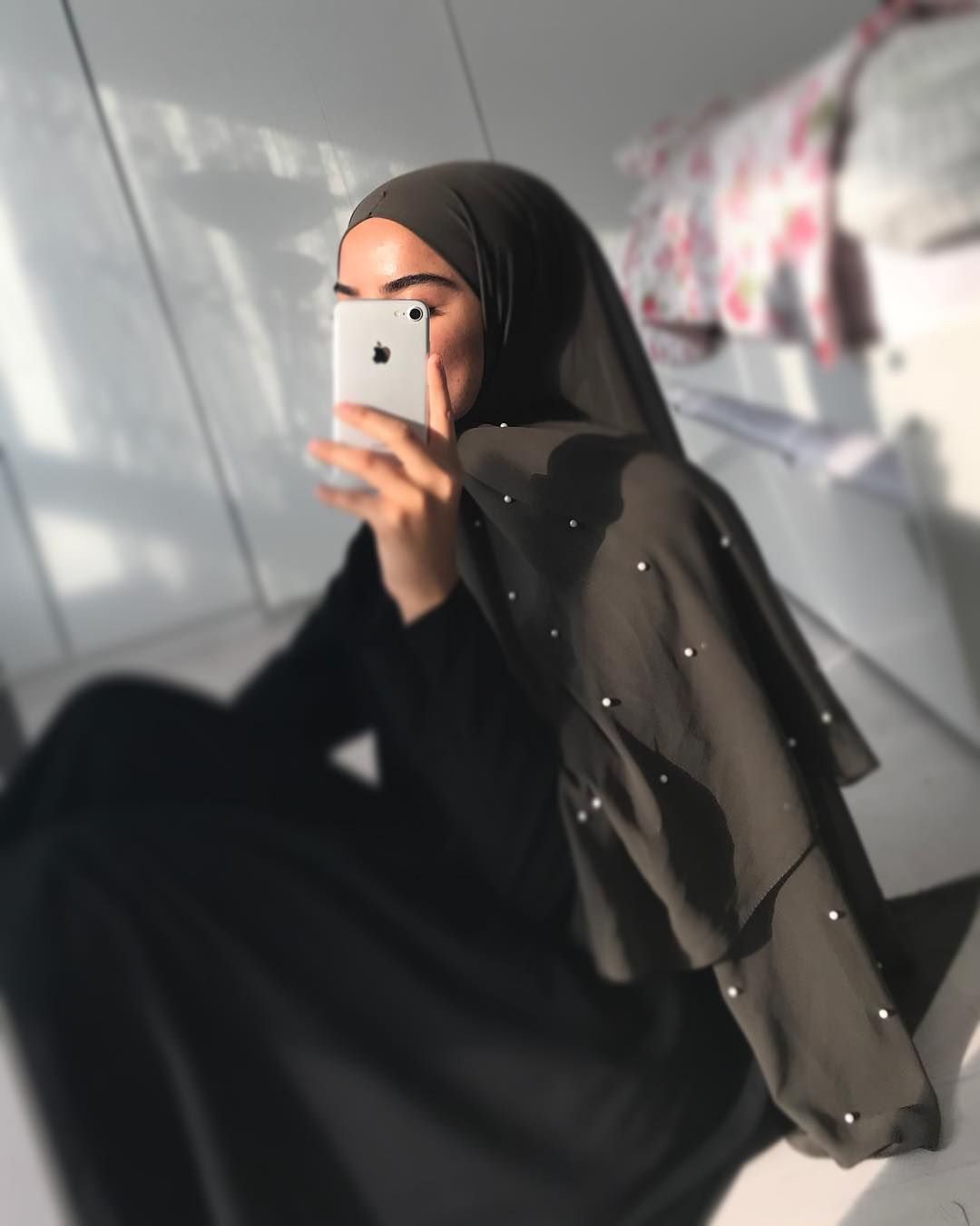 عکس پروفایل دخترانه باحجاب شیک با گوشی