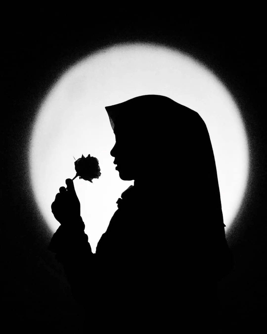 عکس پروفایل دخترانه باحجاب سیاه و سفید
