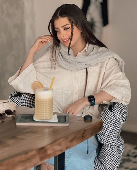 عکس پروفایل دخترانه باکلاس در کافی شاپ