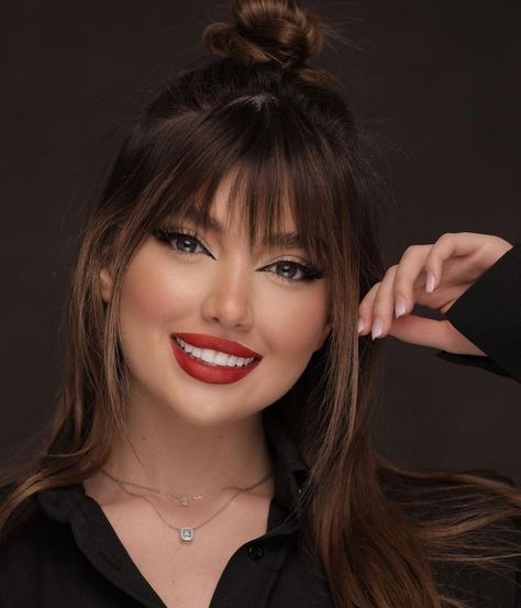 عکس پروفایل خارجی دخترانه با صورت خندان
