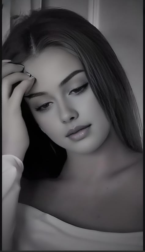 عکس پروفایل خارجی دخترانه تم تیره