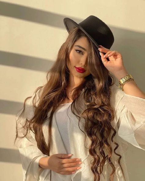 عکس پروفایل خارجی دخترانه با کلاه در آفتاب