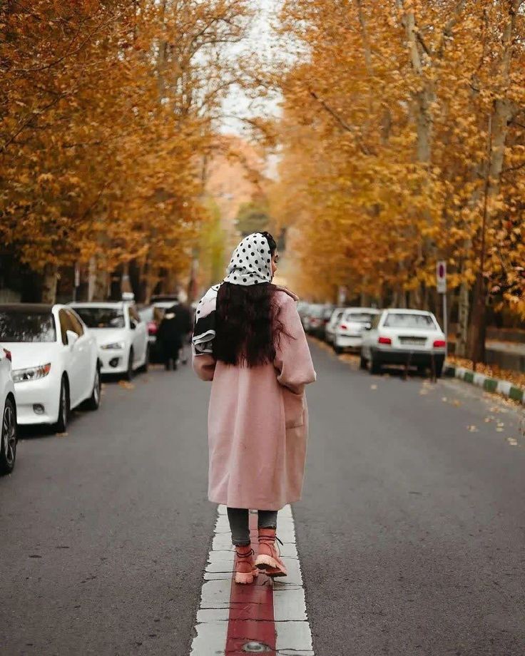 عکس پروفایل دختر تنها در خیابان پاییزی