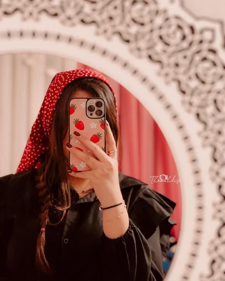 عکس دختر برای پروفایل تلگرام در آینه با آیفون