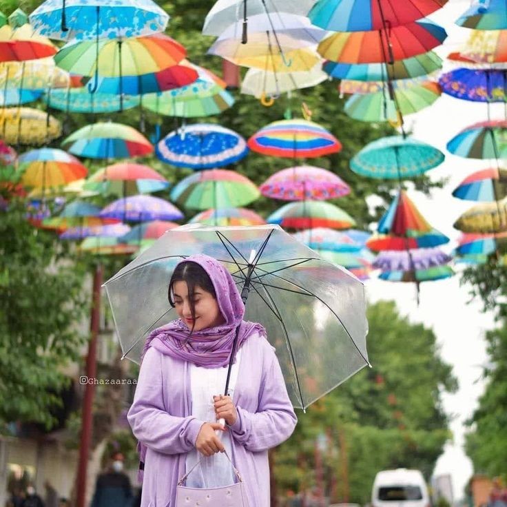 عکس پروفایل دختر تنها زیر چترهای رنگی
