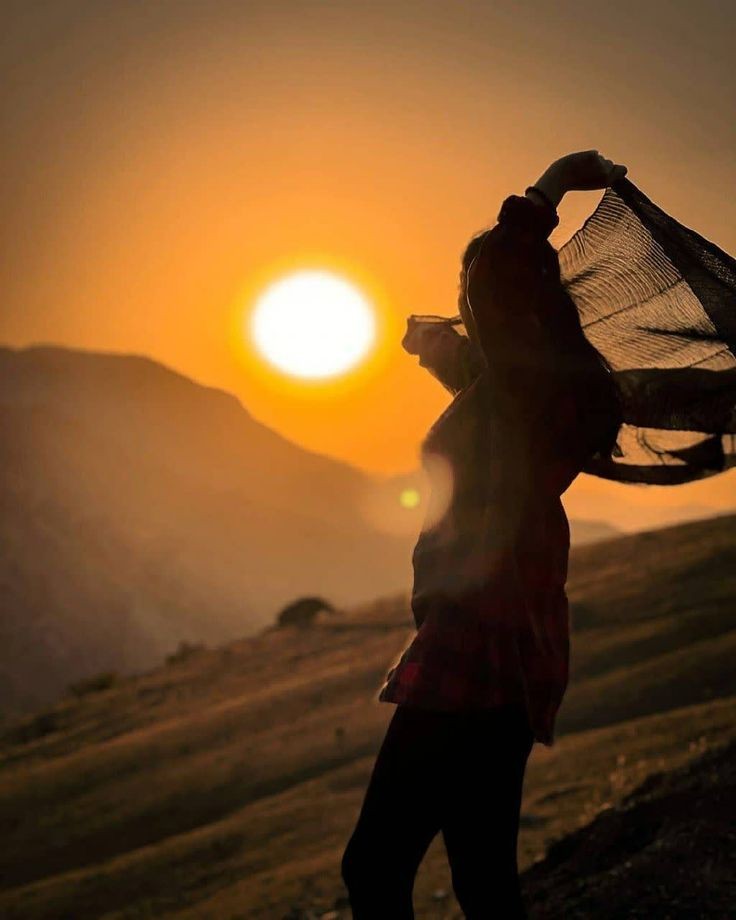 عکس پروفایل دختر تنها در غروب