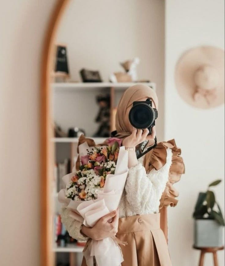 عکس پروفایل با حجاب شیک با دوربین عکاسی و دسته گل