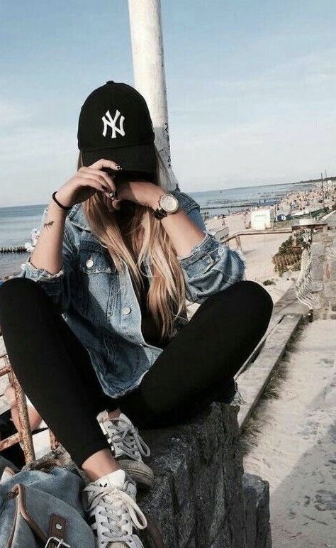 عکس دختر برای پروفایل تلگرام با کلاه اسپرت