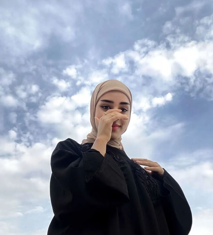 عکس پروفایل با حجاب شیک با بکگراند آسمان