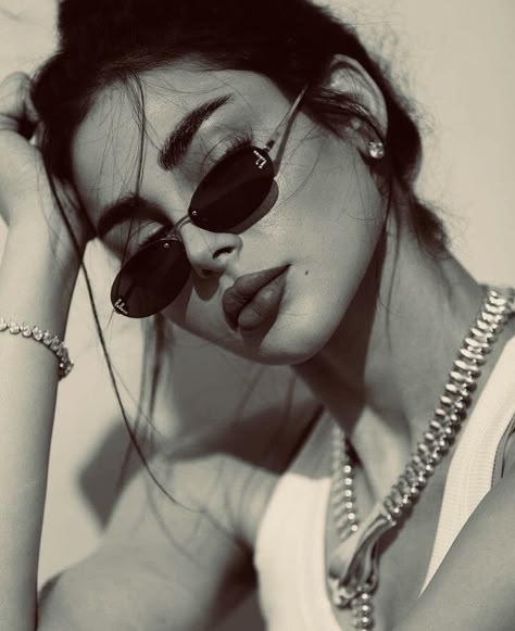 عکس پروفایل دخترونه اسپرت با عینک مشکی