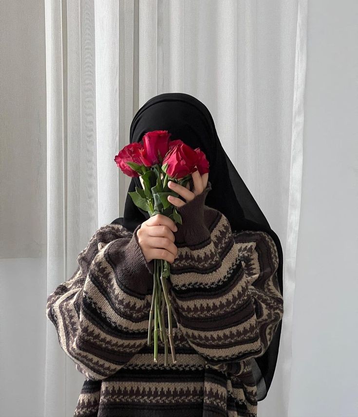 عکس پروفایل با حجاب شیک با گل رز