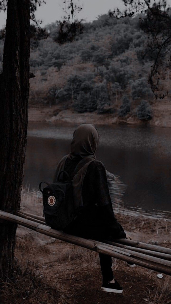 عکس پروفایل دختر تنها در جنگل و برکه