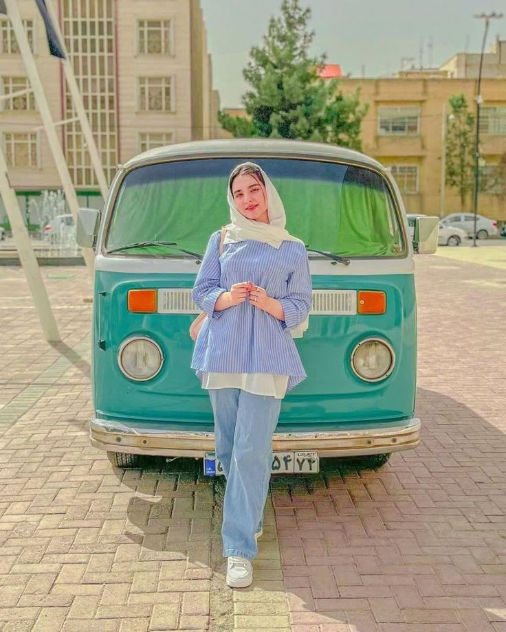 عکس پروفایل دختر تنها کنار اتوبوس فانتزی