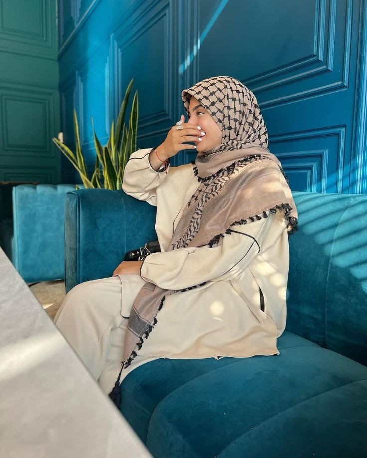 عکس پروفایل با حجاب شیک در کافه