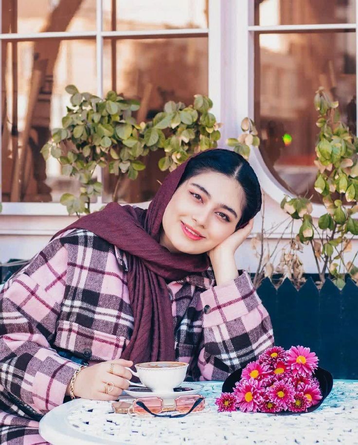 عکس دختر برای پروفایل تلگرام در کافه با قهوه