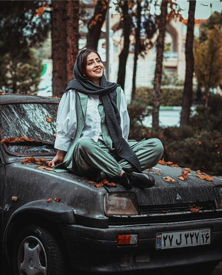 عکس پروفایل دختر تنها نشسته روی ماشین
