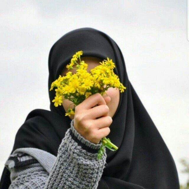 عکس پروفایل با حجاب شیک با گل زرد