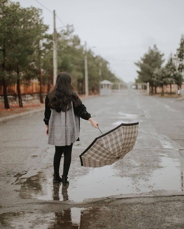 عکس پروفایل دختر تنها با چتر