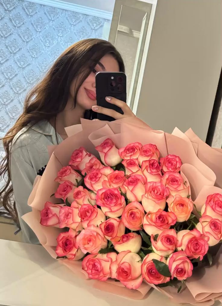 عکس پروفایل دخترونه لاکچری با دسته گل