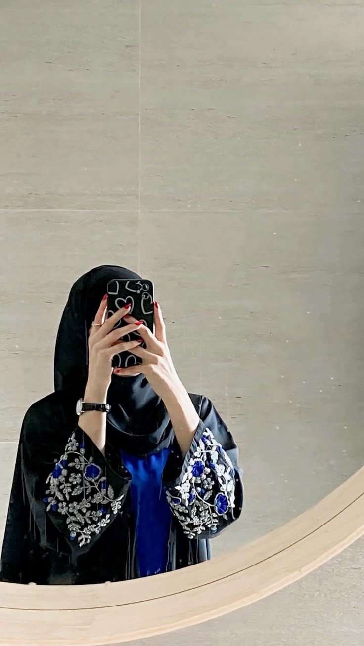 عکس پروفایل با حجاب شیک سلفی در آینه