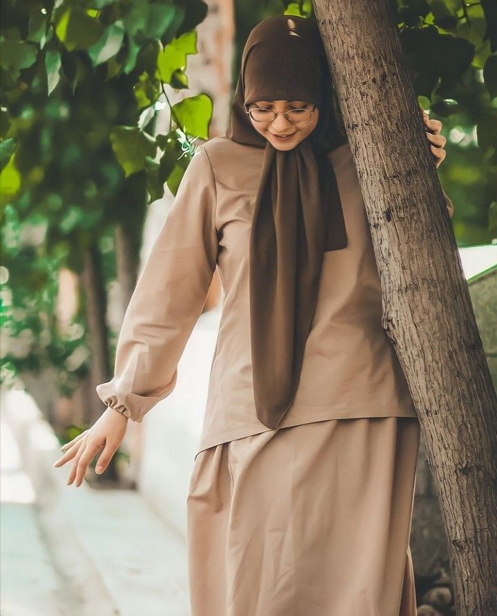 عکس پروفایل با حجاب شیک کنار درخت