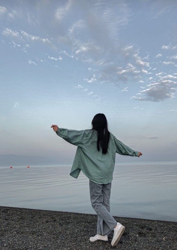 عکس پروفایل دختر تنها روی دریاچه