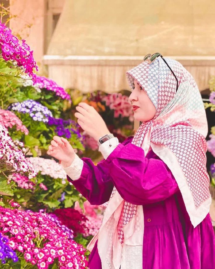 عکس پروفایل با حجاب شیک کنار گل