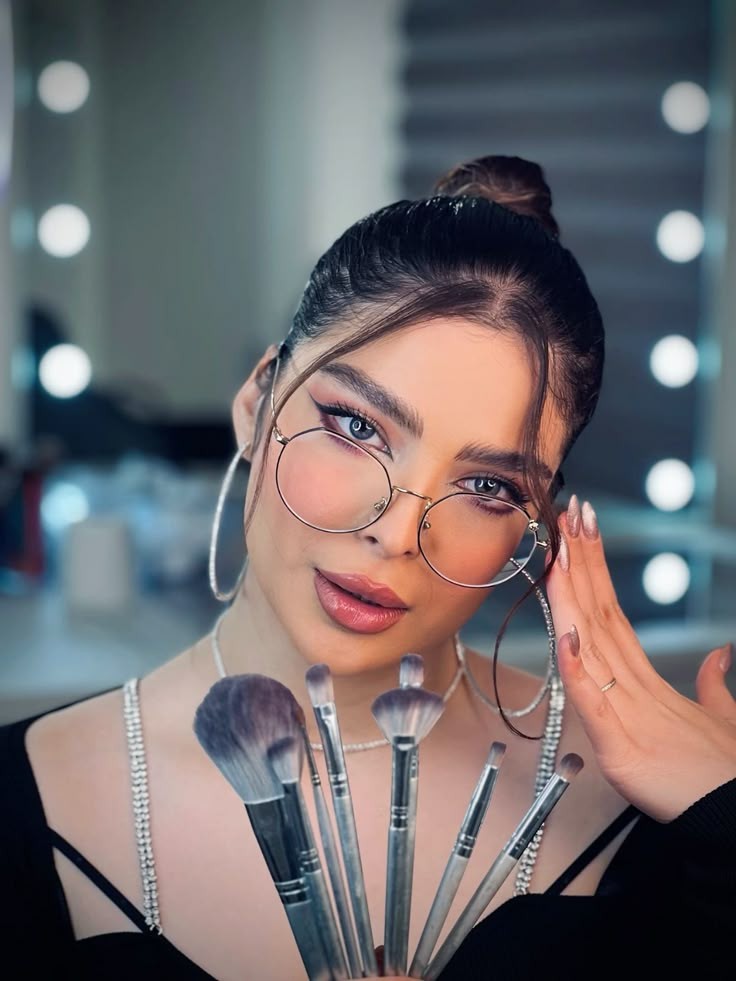 عکس پروفایل آرایشگر زنانه جذاب با براش