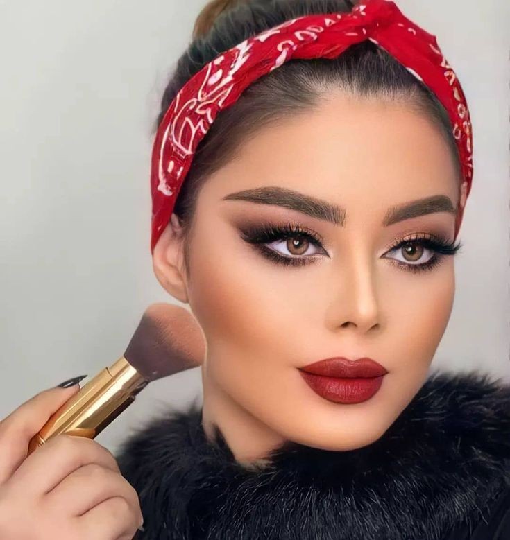 عکس پروفایل آرایشگر زنانه با آرایش