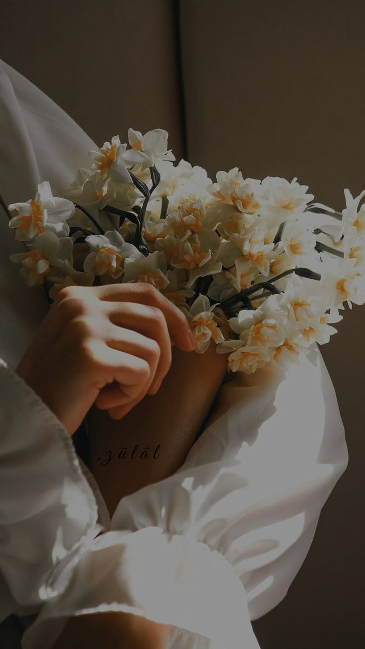 عکس دست دختر با دسته گل نرگس