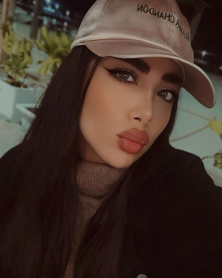 عکس پروفایل دخترانه مغرور با کلاه