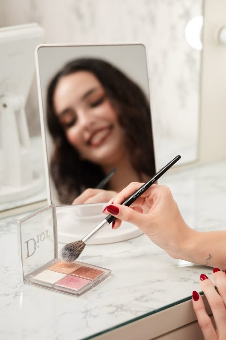 عکس پروفایل آرایشگر زنانه هنری