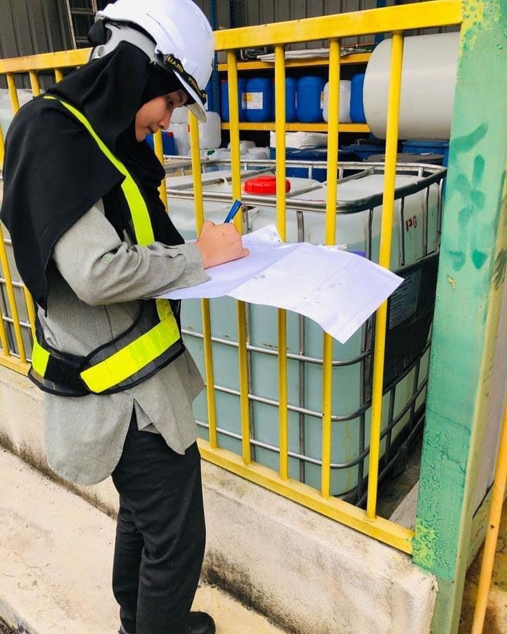 عکس پروفایل خانم مهندس حین کار