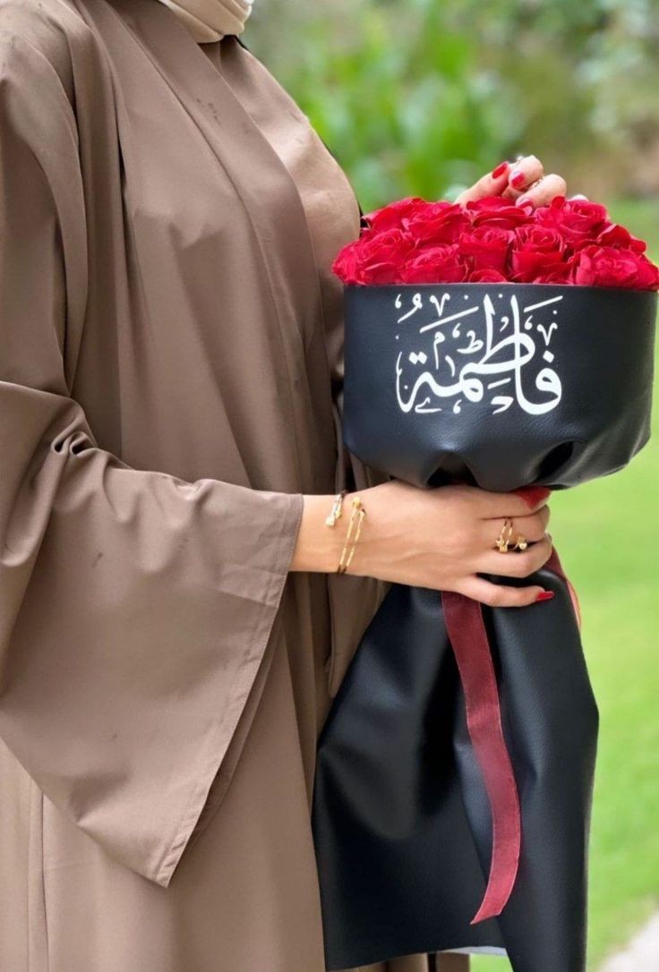 عکس پروفایل فاطمه روی دسته گل