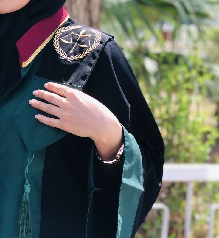عکس وکیل زن برای پروفایل با لباس وکالت