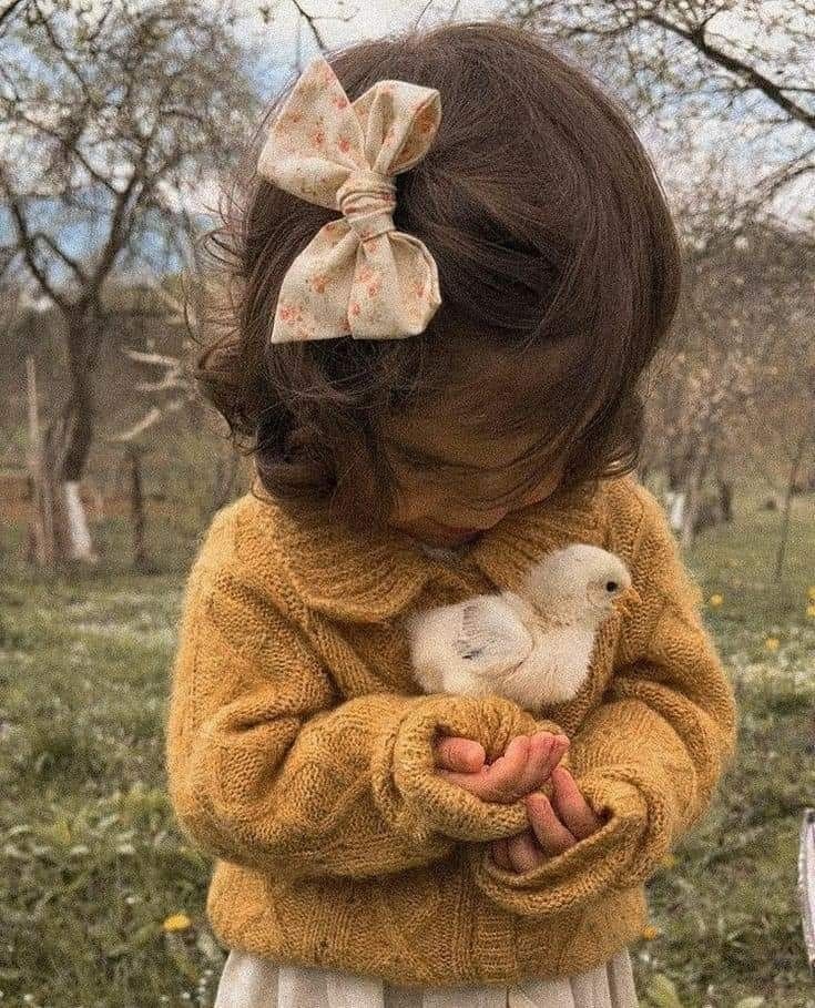 عکس پروفایل بچه دختر با جوجه