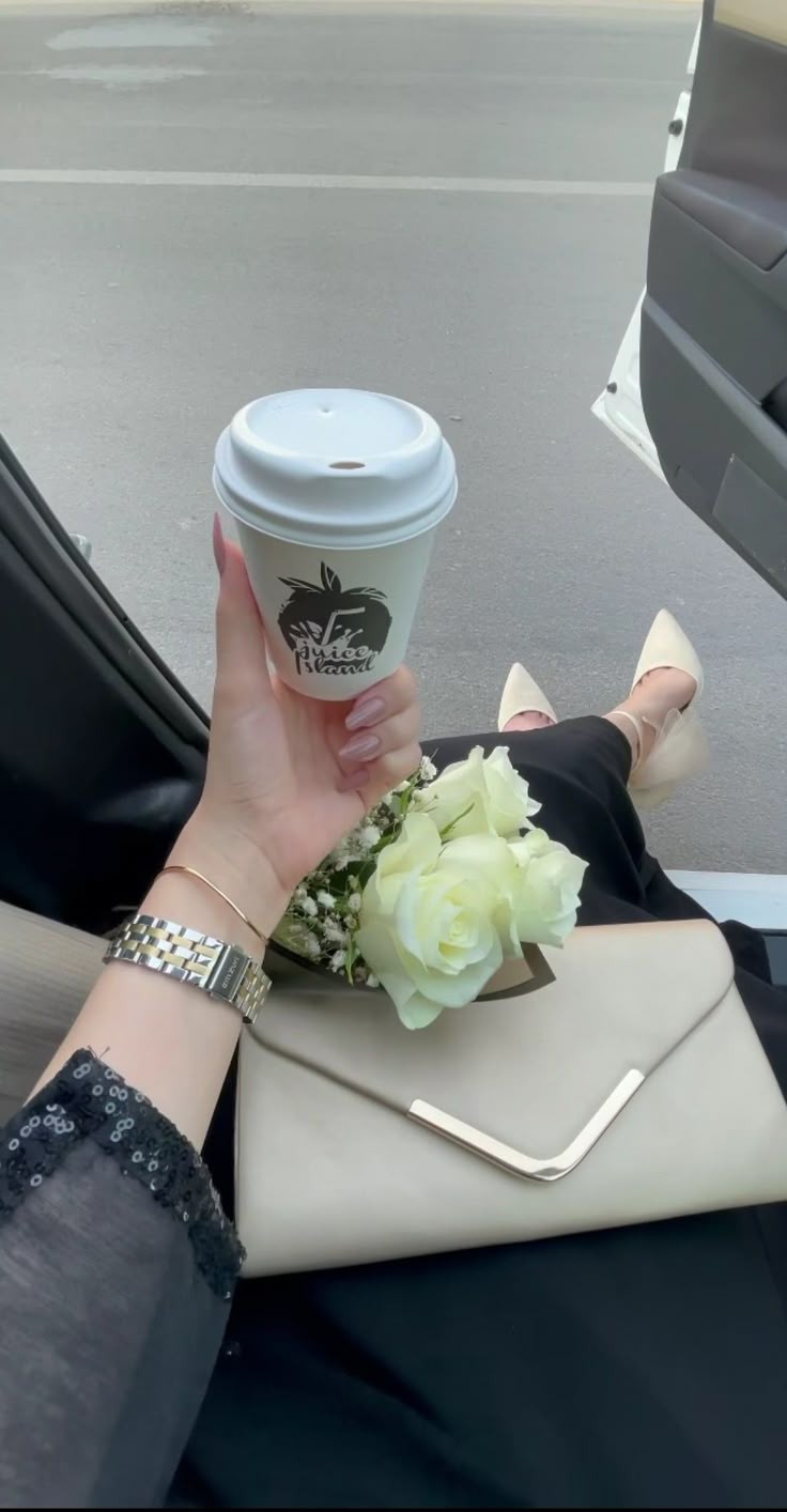 عکس دست دختر با گل و قهوه