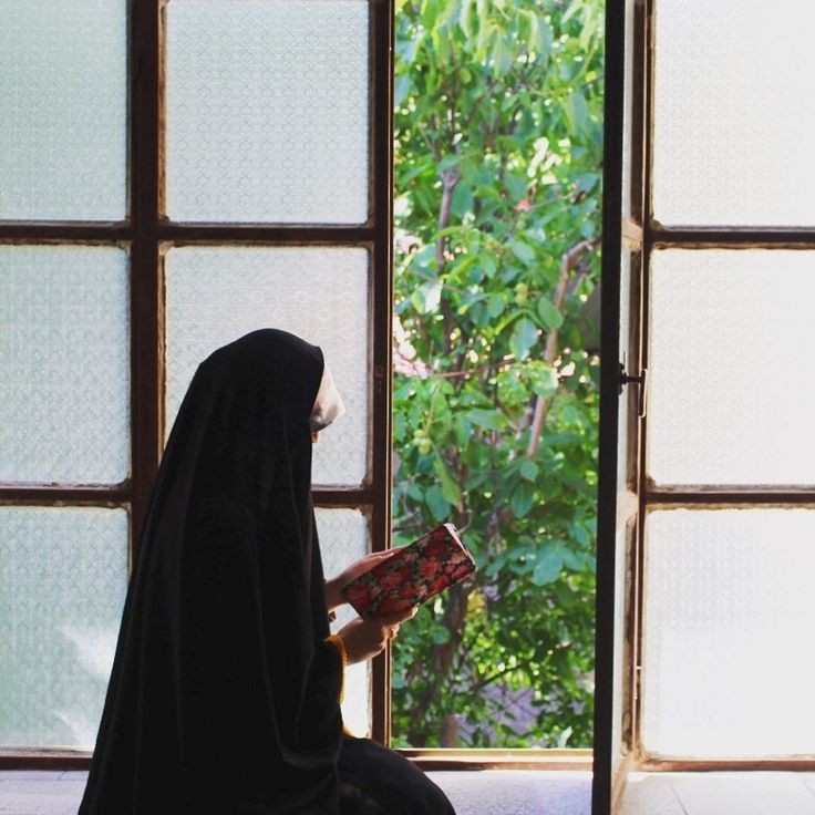عکس پروفایل چادری کنار پنجره