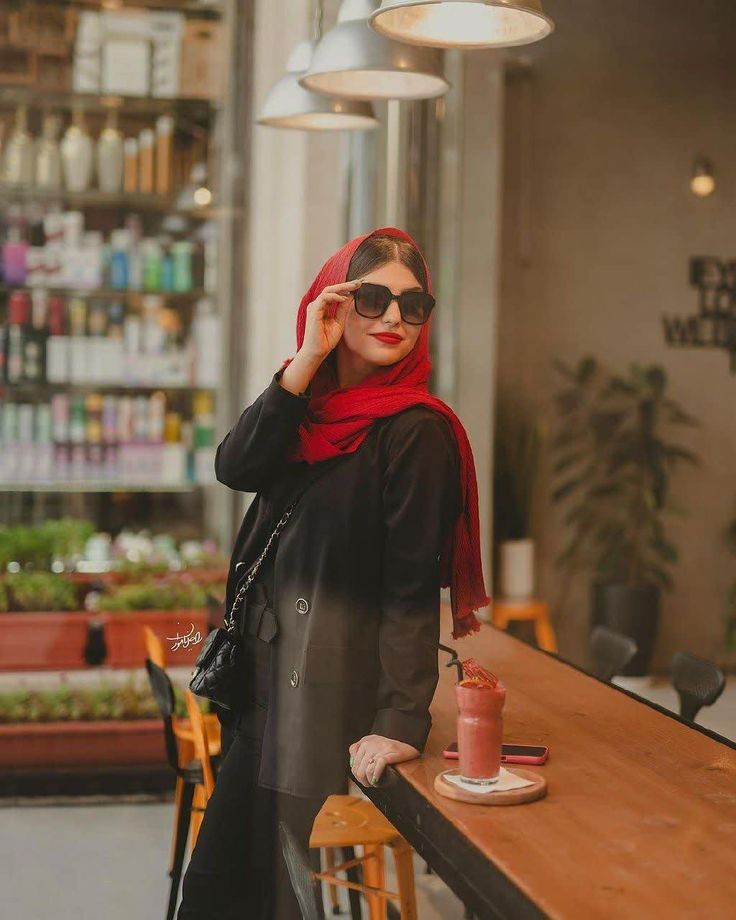 عکس دختر برای پروفایل واتساپ در کافه