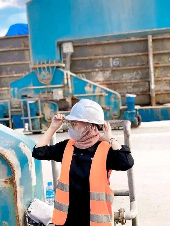 عکس پروفایل خانم مهندس حین کار کردن