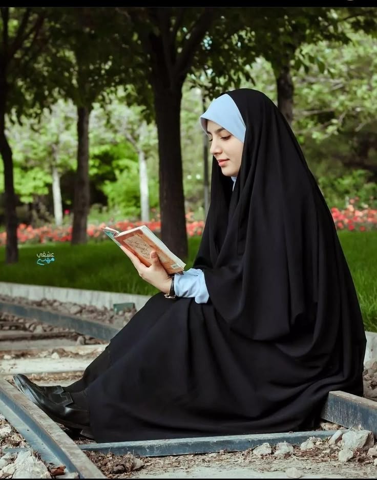 عکس پروفایل چادری در حال کتاب خوندن