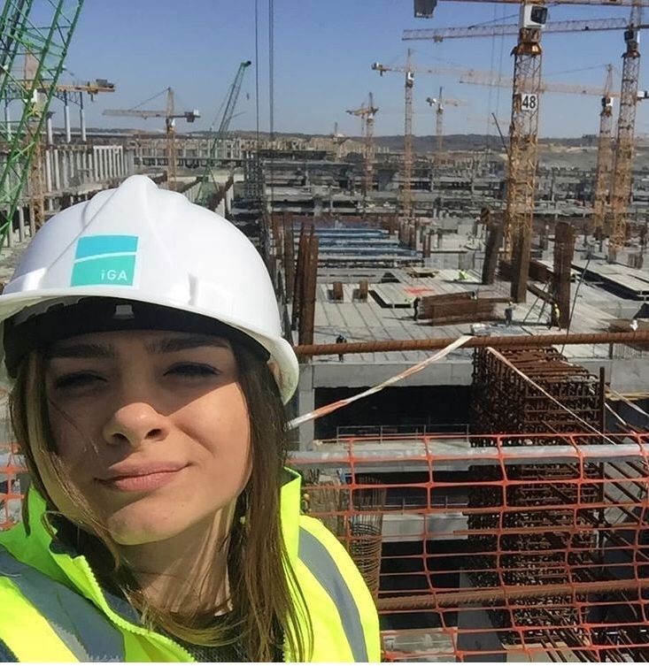 عکس پروفایل خانم مهندس سلفی حین کار
