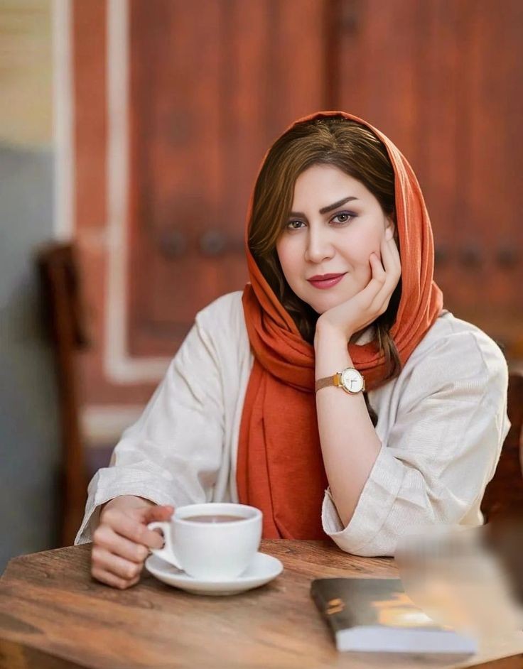 عکس پروفایل زنانه در کافه