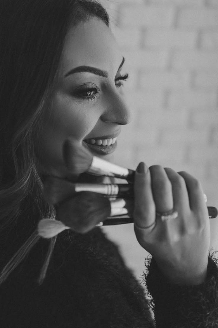 عکس پروفایل آرایشگر زنانه سیاه سفید