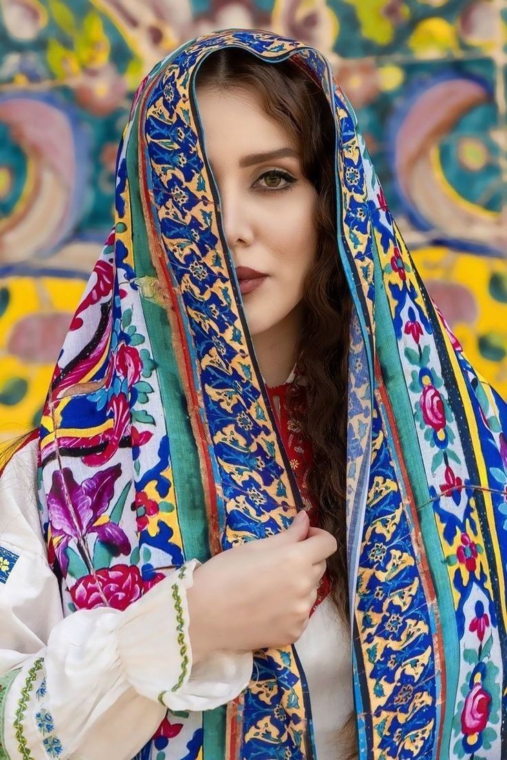 عکس پروفایل زنانه با شال سنتی