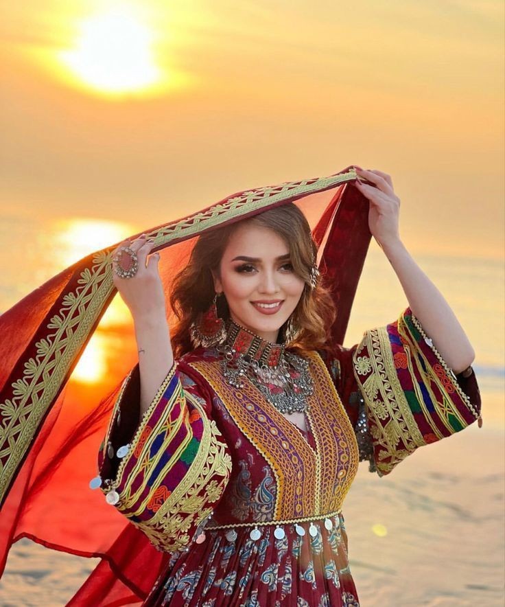 عکس دختر هزاره برای پروفایل در دریا