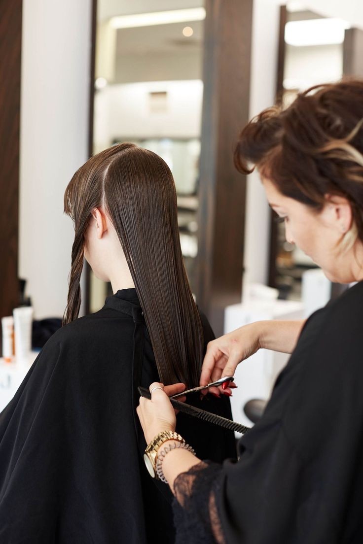 عکس پروفایل آرایشگر مو زنانه حین کار