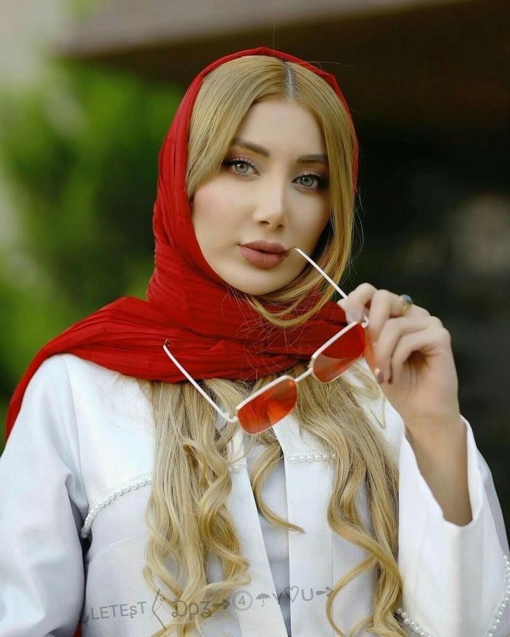 عکس پروفایل زنانه با شال قرمز